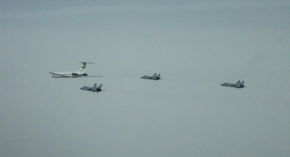 Три російські МиГ-31 та Ил-62М в небі над Балтійським морем, фото - NATO Allied Air Command, дата публікації - 22 серпня 2022 року