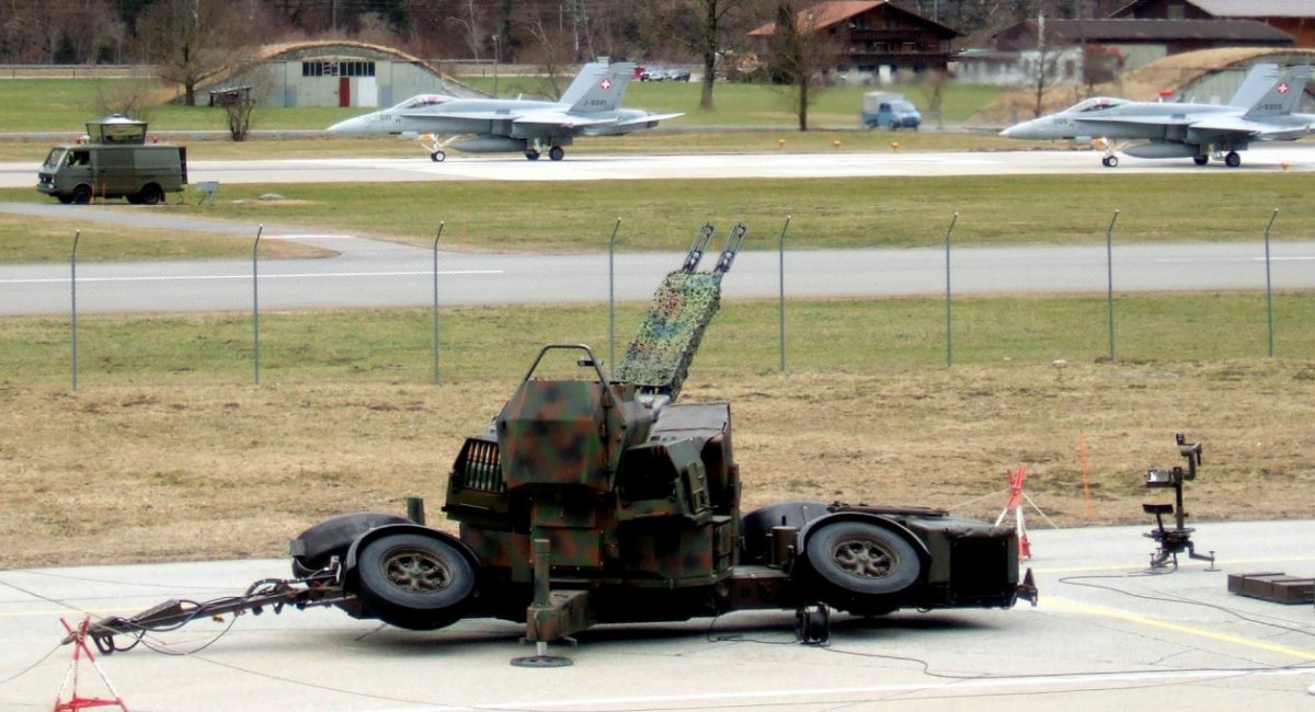 Зенітка GDF-005 та винищувачі F/A-18 на озброєнні Швейцарії. Ілюстративне фото з відкритих джерел