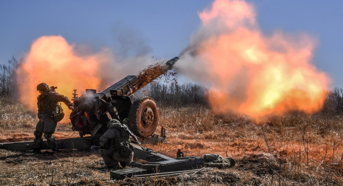 Російські окупанти ведуть вогонь із Д-30 калібру 122-мм, ілюстративне фото довоєнних часів