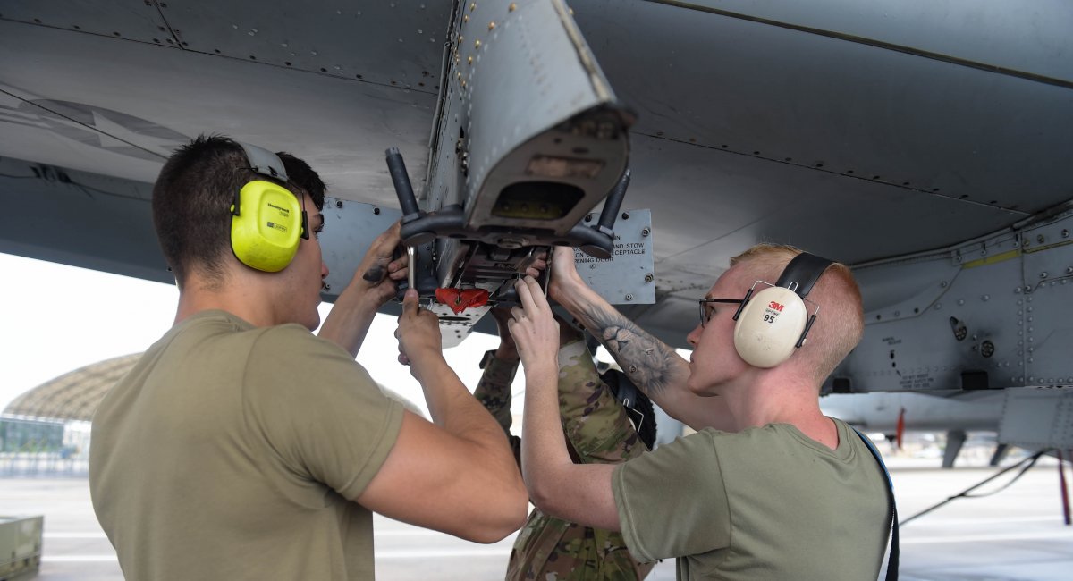 Підвішування бомбового тримача у пілон A-10 (фото: US DoD)