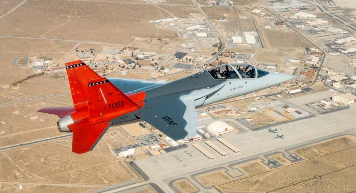 T-7A Red Hawk під час одного з випробувальних польотів. Фото - U.S. Air Force