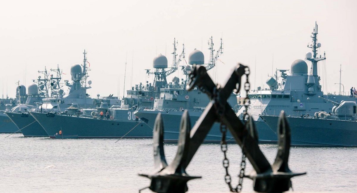 Не втекли, а змінили тактику - у РФ намагаються виправдатись та сховали кораблі у Азовському морі