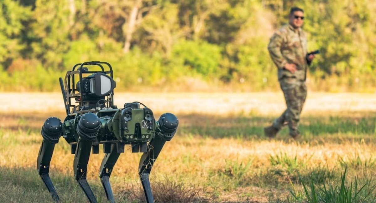 Майстер-сержант ПС США Домінік Гарсія спостерігає за роботом-собакою Atom, яким керують члени команди за допомогою дистанційного управління під час навчання / Фото: Міністерство війни США