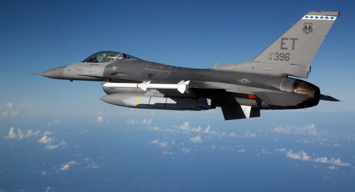 F-16 з ракетою попередньої версії JASSM-ER (фото: US DoD) 