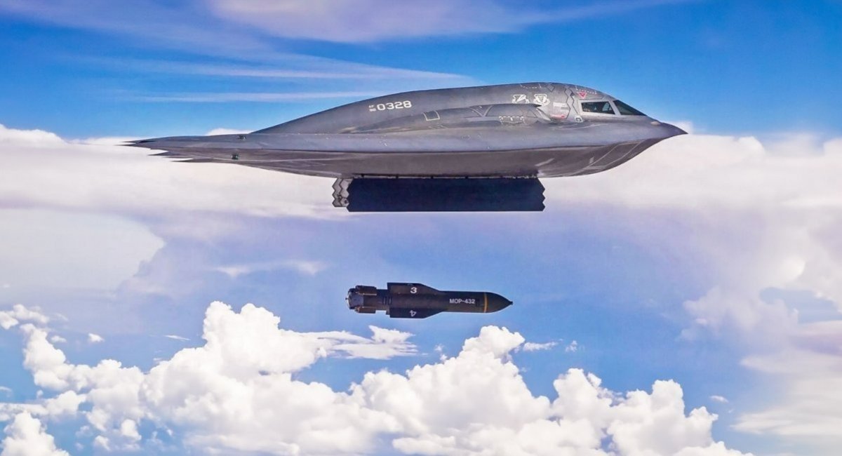 B-2 Spirit скидає бомбу GBU-57 Massive Ordnance Penetrator (MOP), фото USAF штучно розширене