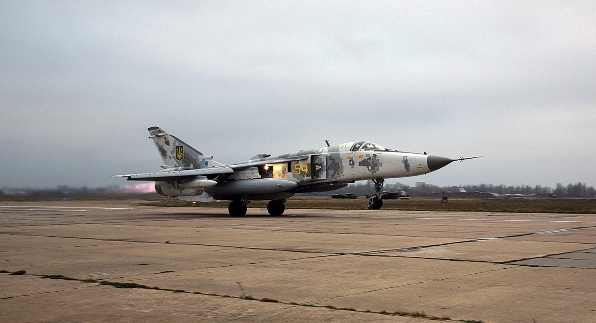 Переданий ЗСУ відремонтований літак-розвідник Су-24МР бн 54 "жовтий" / Фото: "Укроборонпром"