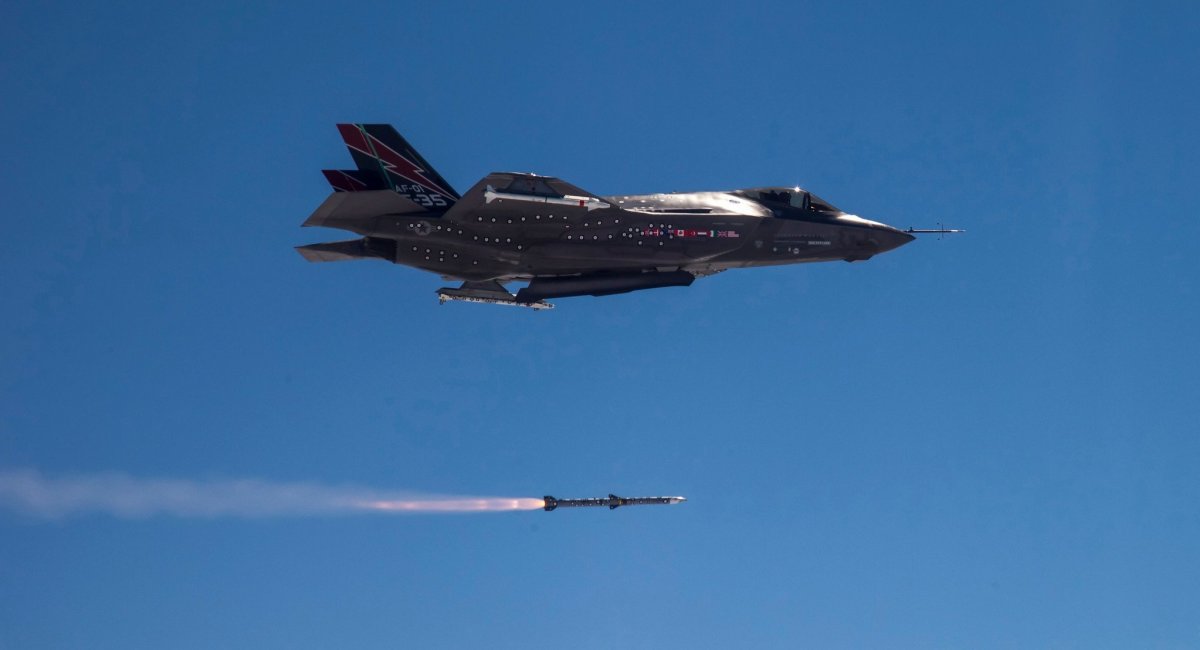 Винищувач F-35A запускає ракету AMRAAM​. Фото: Raytheon