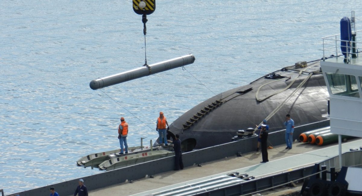 Завантаження крилатої ракети 3М-14 "Калибр" на підводний човен рашистів проекту 636.6 в тимчасово окупованому Севастополі, ілюстративне фото з відкритих джерел