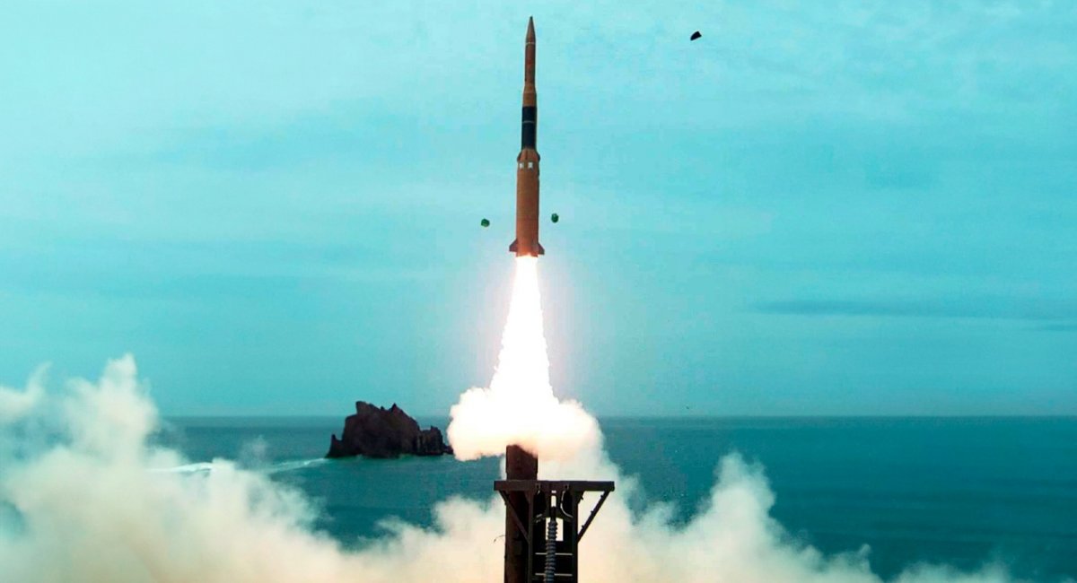 Пуск протибалістичної ракети L-SAM (оригінальне зображення від DAPA штучно розширене)
