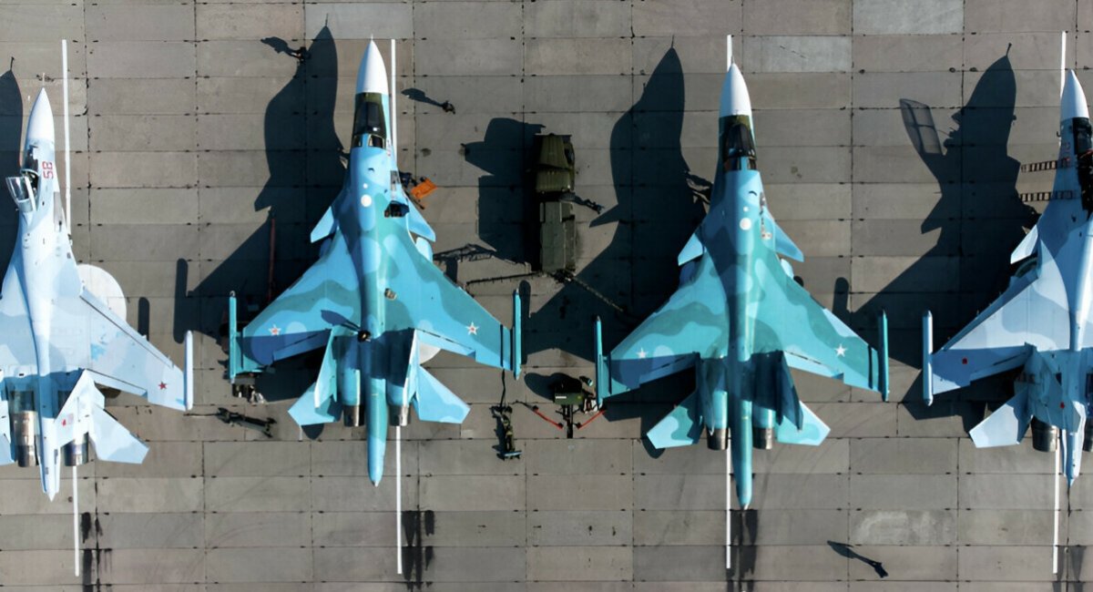 Рашистські Су-35С та Су-34 на аеродромі, ілюстративне фото довоєнних часів