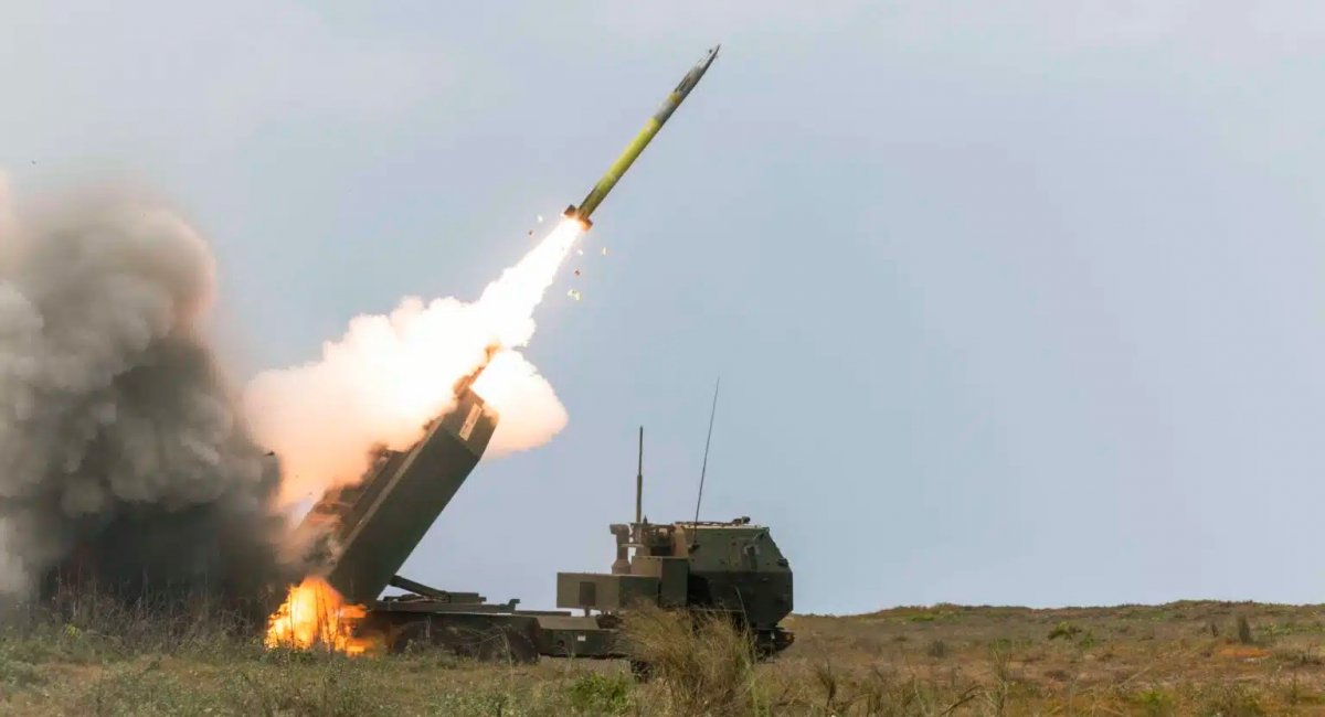  M142 HIMARS Армії США веде вогонь по кораблю-мішені під час тренувань SINKEX Balikatan 2023, фото - U.S. Marine Corps photo by Sgt. Samuel Fletcher