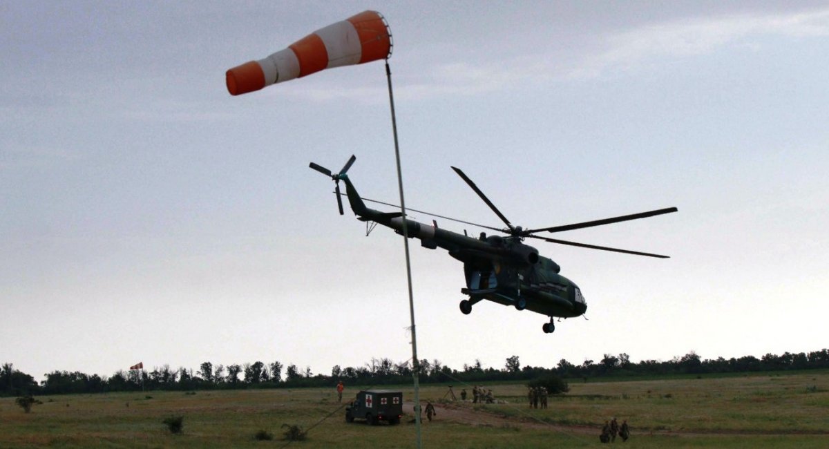 На Донеччині десантники висаджувались по штурмовому та виконували стрибки з парашутами / Фото: 6262.com.ua