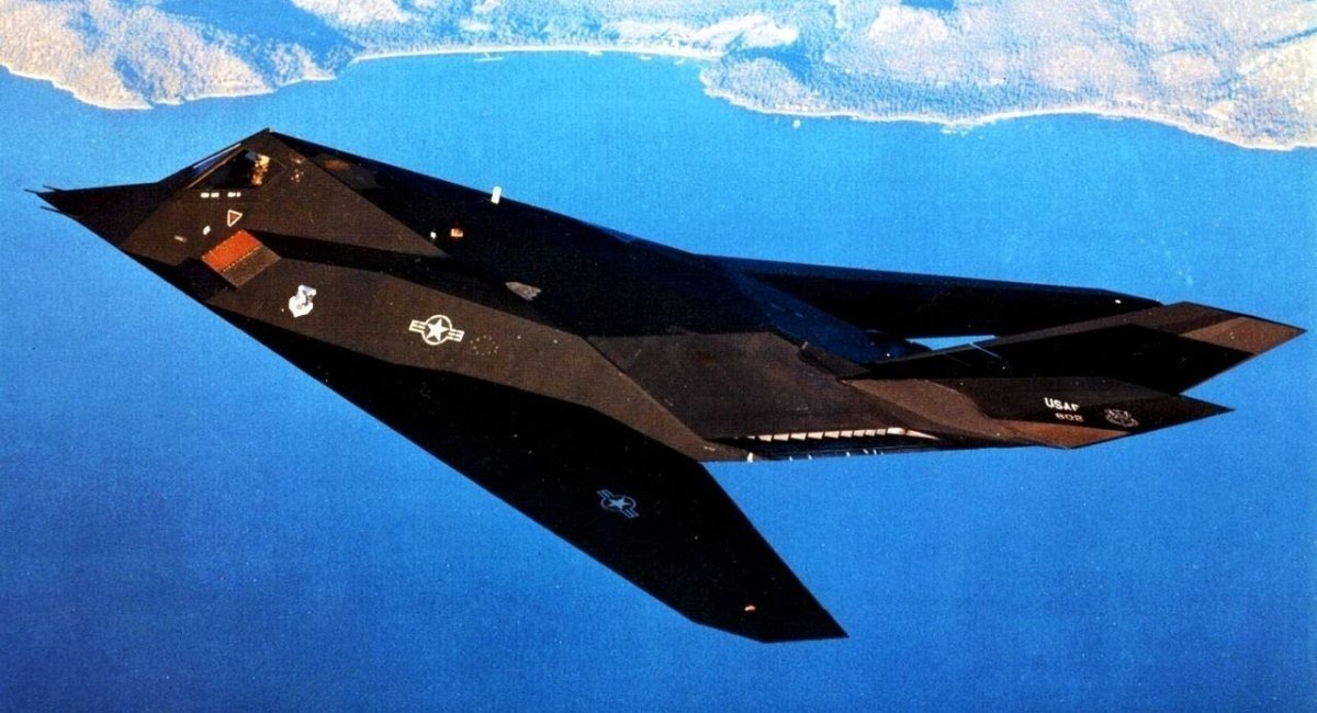 Цікаві факти про літак F-117 Nighthawk: перемикач режиму "стелс" та як хотіли "сховати" пілота 