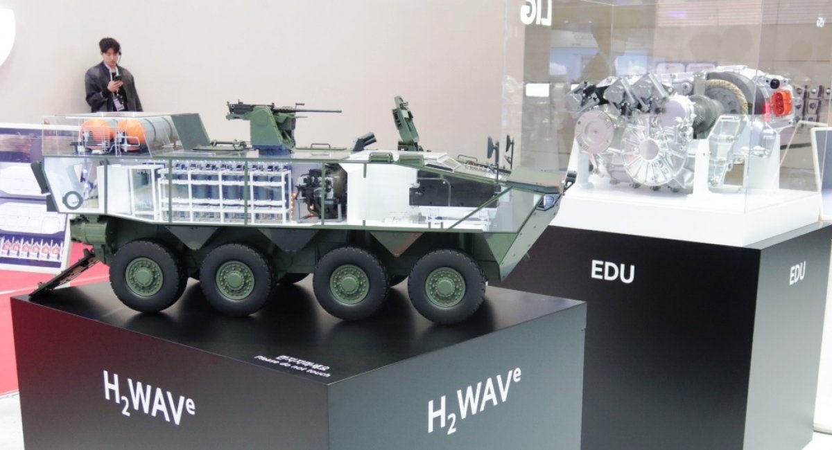 Модель БТР H2 WAVe на водні під час виставки ADEX 2025. Фото - European Defence Review