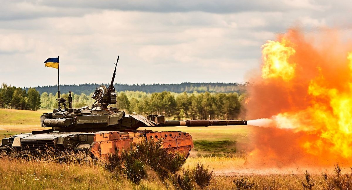 Танк Т-80 ЗСУ веде вогонь, фото ілюстративне