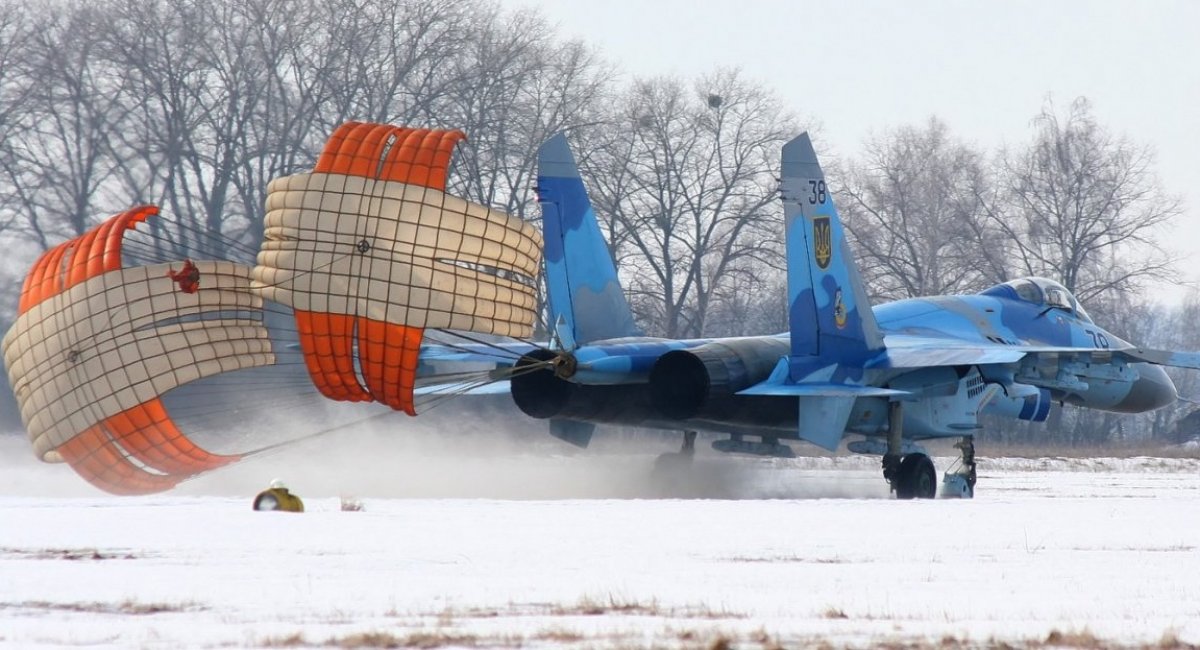 Золоті парашути: ВПС України купують парашутні системи удвічі дорожче, ніж їм пропонують