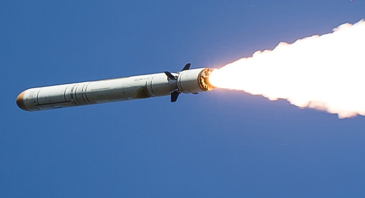 Крилата ракета 9М728 / Р-500 комплексу «Іскандер-М» на початковому етапі польоту до розкриття крила.