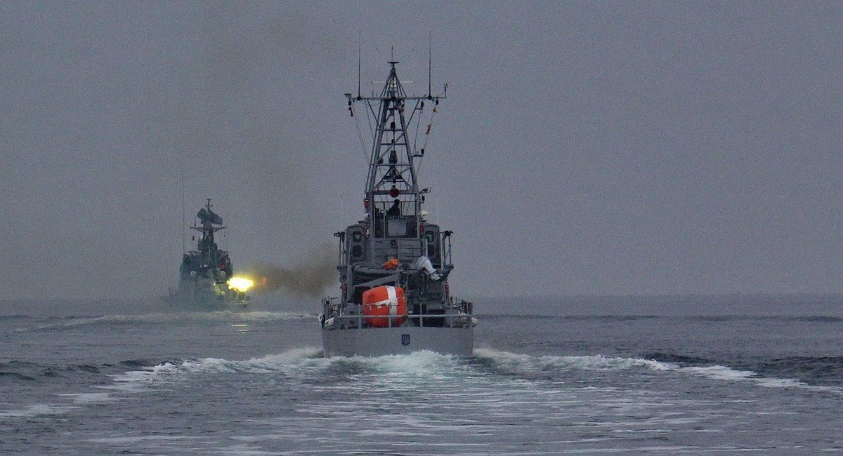 Катери ВМС України ведуть вогонь по "умовному противнику", січень 2022 року, фото - прес-служба ВМСУ
