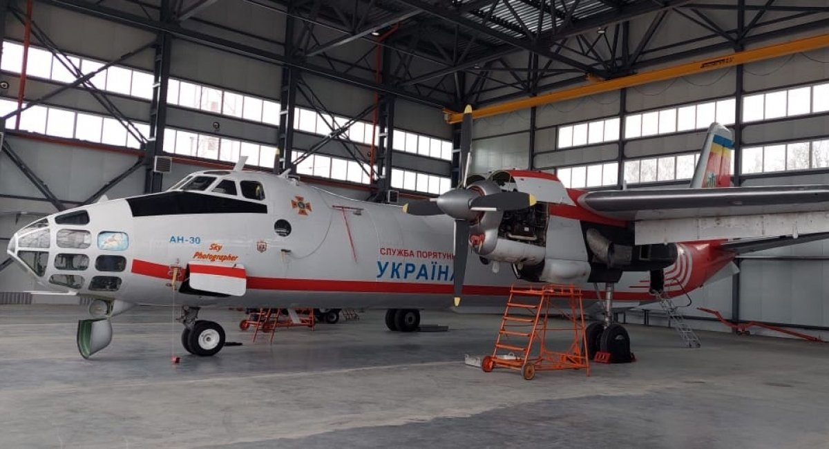 Ан-30 ДСНСУ (бн 12 "синій" сн 03-02) в цеху ДП "Завод "410 ЦА" у листопаді 2021 року