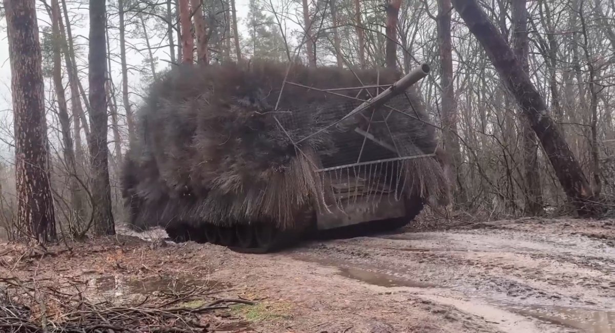 Російський Т-80БВ із "мангалом" типу "Ёж" а також протикумулятивною парасолькою на гарматі