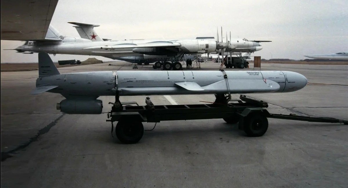 Рашистська крилата ракета Х-555 та її носій Ту-95МС, ілюстративне фото довоєнних часів