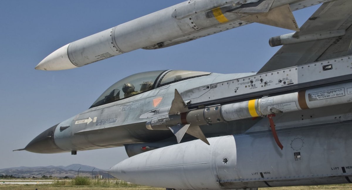 Грецький F-16 (всі фото: NATO Allied Air Command)