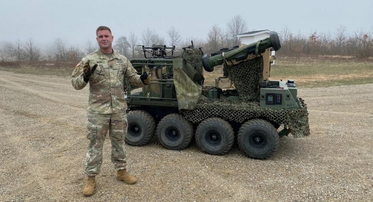 Сержант 1-го класу Річард Дайал розповідає про бойову роботизовану машину після навчань з бойовою стрільбою в таборі Грейлінг, штат Мічиган, 28 квітня 2021 року / Фото: Армія США