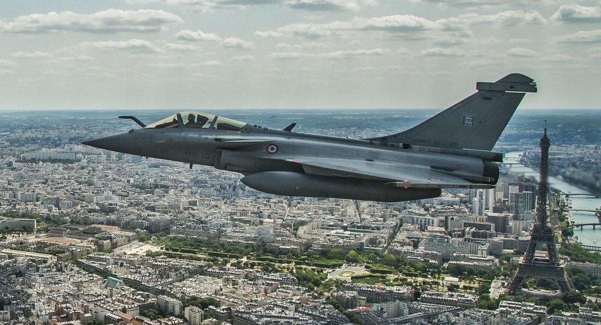 Винищувач Rafale під час польоту над Парижем, фото ілюстративне