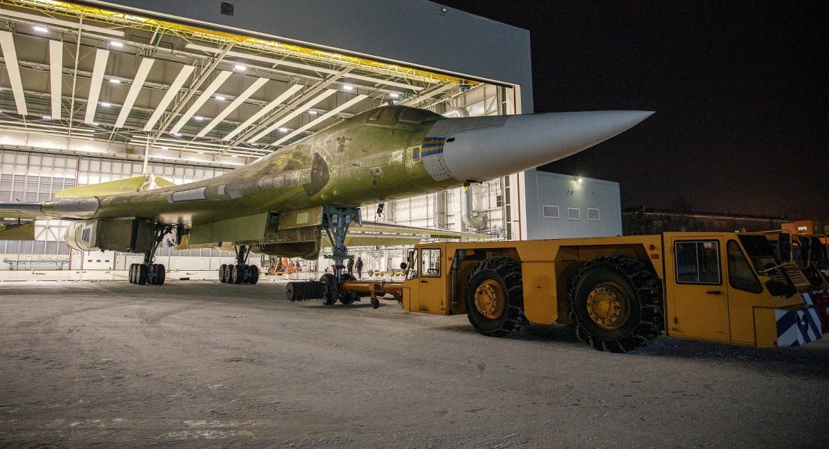 Викатка із заводського цеху рашистського Ту-160, виготовленого із "заготовок" часів СРСР, 30 грудня 2022 року