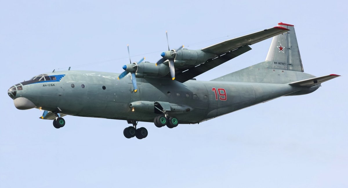 Військово-транспортний літак Ан-12БК зі складу "ВКС РФ", ілюстративне фото з відкритих джерел