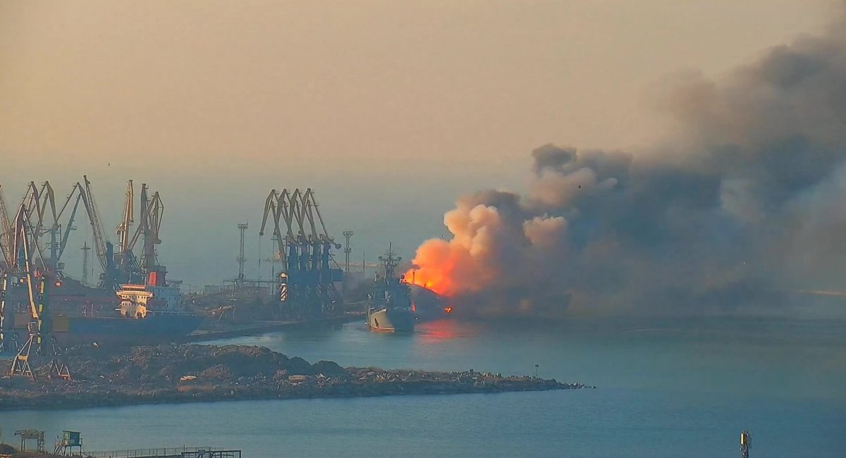 З'явилось якісне відео зі знищеними та пошкодженими кораблями РФ у Бердянську: рахуємо втрати ворога