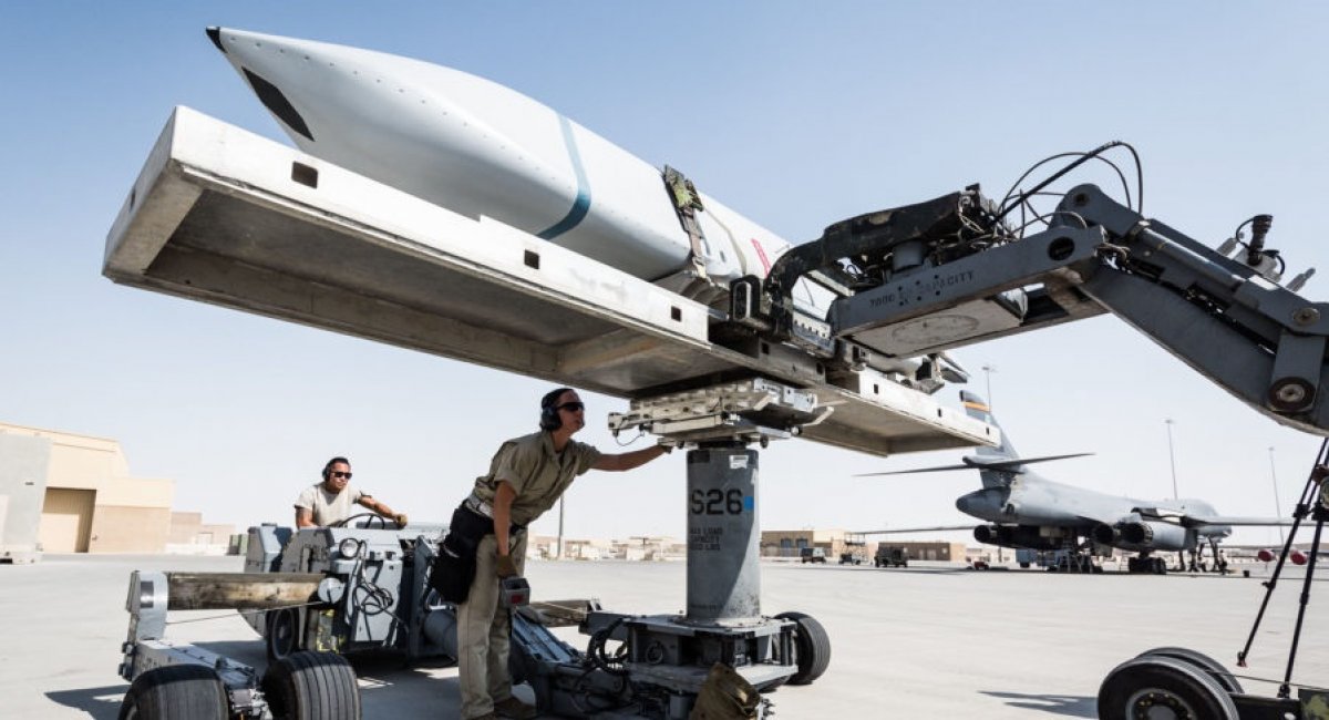 Підготовка ракети AGM-158 до застосування із B-1B Lancer, фото з відкритих джерел