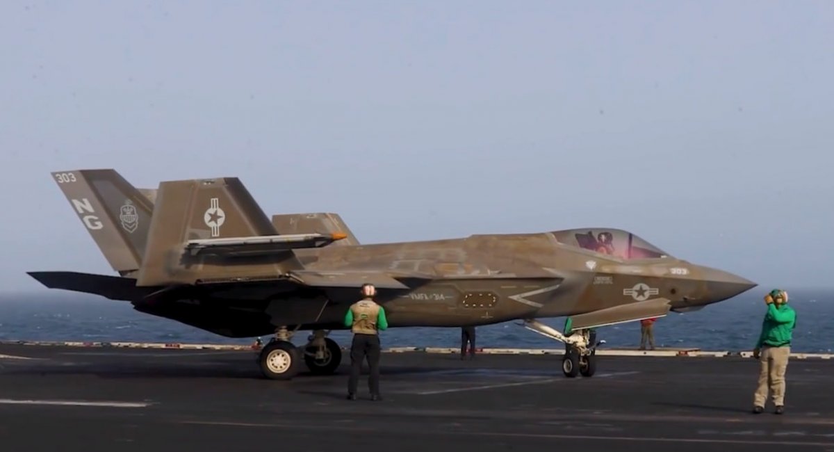 Стелс-винищувач F-35C на авіаносці USS Abraham Lincoln з ознаками зносу стелс-покриття під час розгортання на Близькому Сході. Кадр з відео CENTCOM