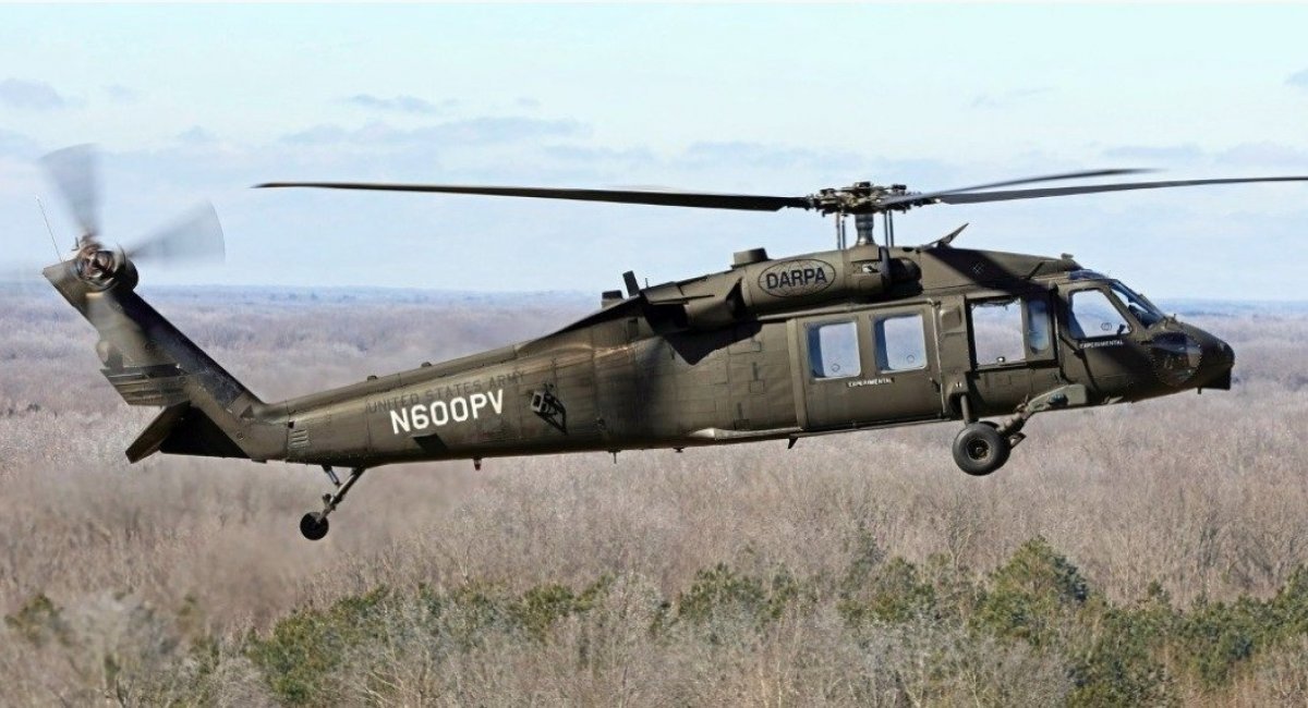 Гелікоптер UH-60A Black Hawk під час свого першого "безекіпажного польот" у лютому 2022 року 