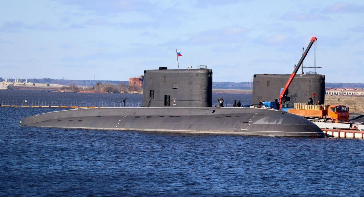 Підводні човни проєкту 06363 "Можайск" (Б-608) та 877ЕКМ "Дмитров" (Б-806) із мангалами, кулеметами та іншими новими модернізаціями для захисту від українських дронів