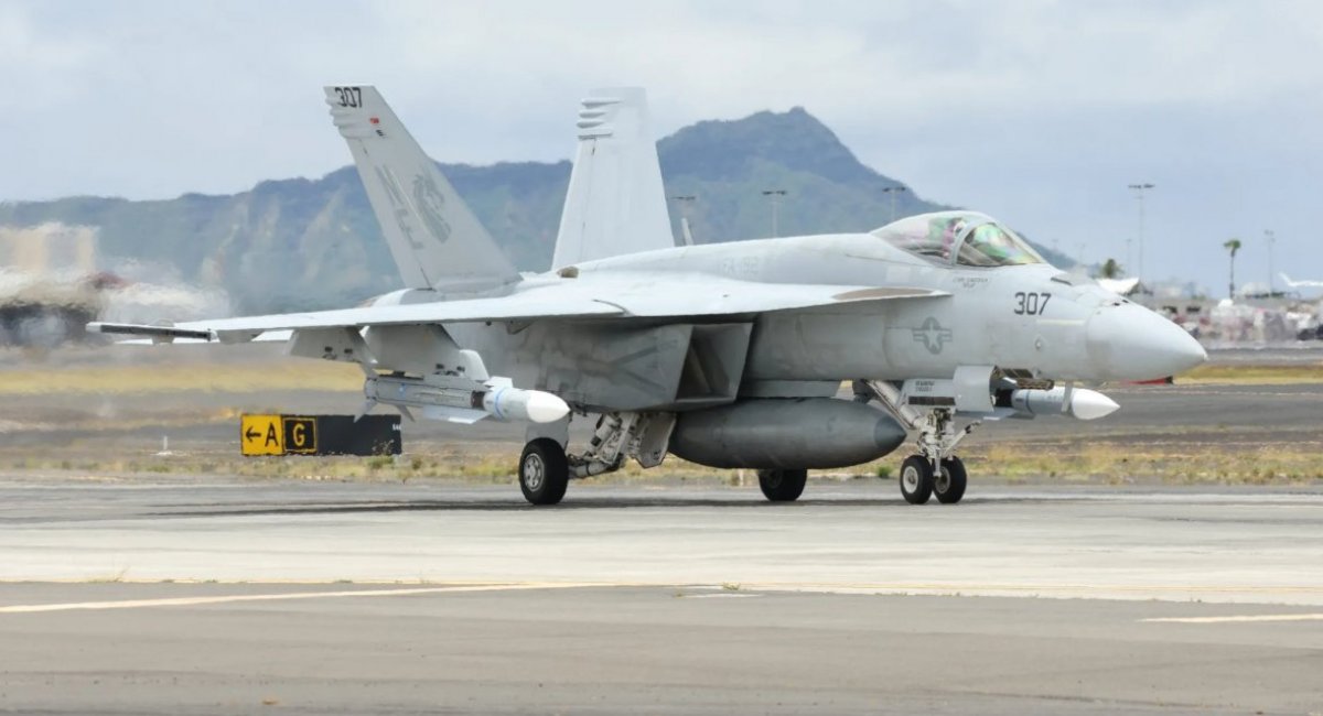 F/A-18E з AIM-174B (фото: @aeros808)