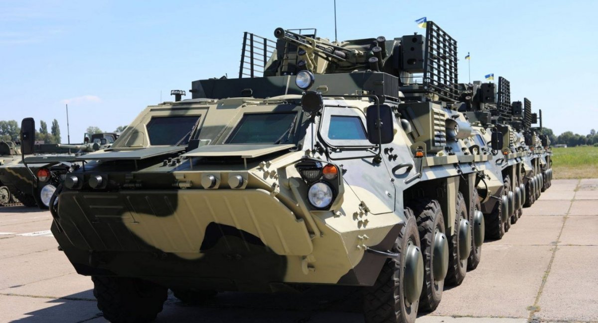 Нові БТР-4Е під час підготовки до урочистої передачі військової техніки Збройним силам напередодні Дня Незалежності 2020 року