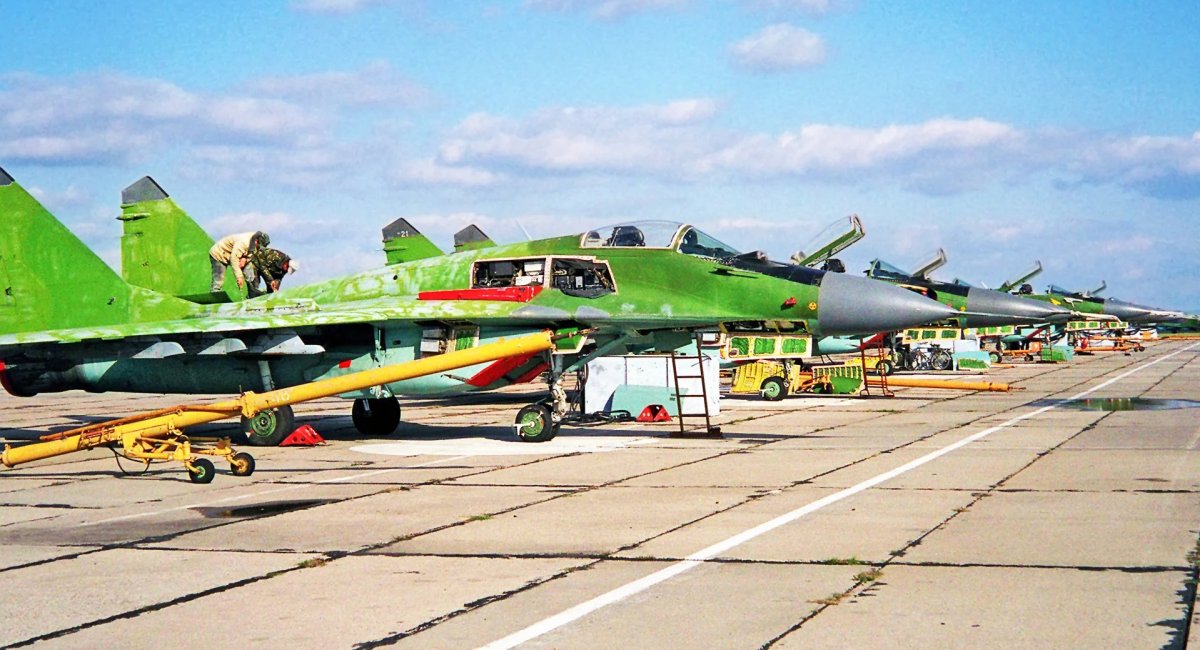 Молдавські МіГ-29 перед відправкою покупцям із США, 1997 рік, фото - Department of Defense