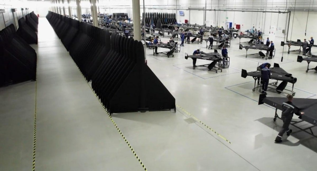 Рашисти в пропагандистських цілях демонструють масштаб виробництва дронів-камікадзе "Шахед"/"Герань-2", літо 2025 року