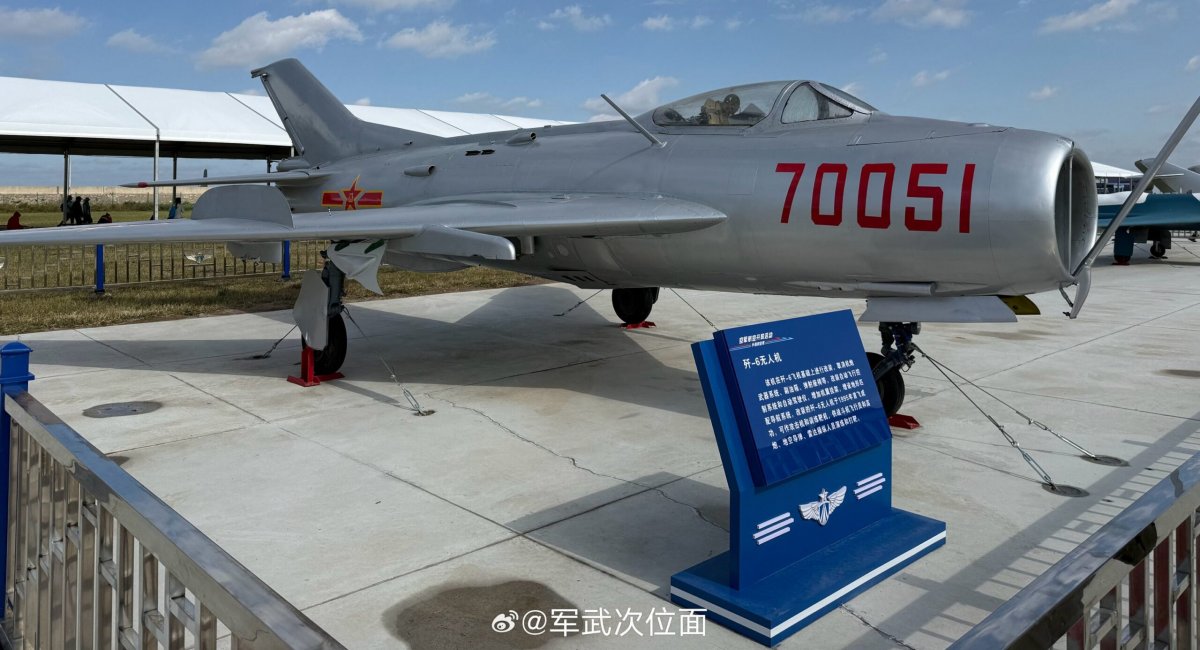 Безпілотний варіант винищувача J-6. Фото з просторів Weiboo