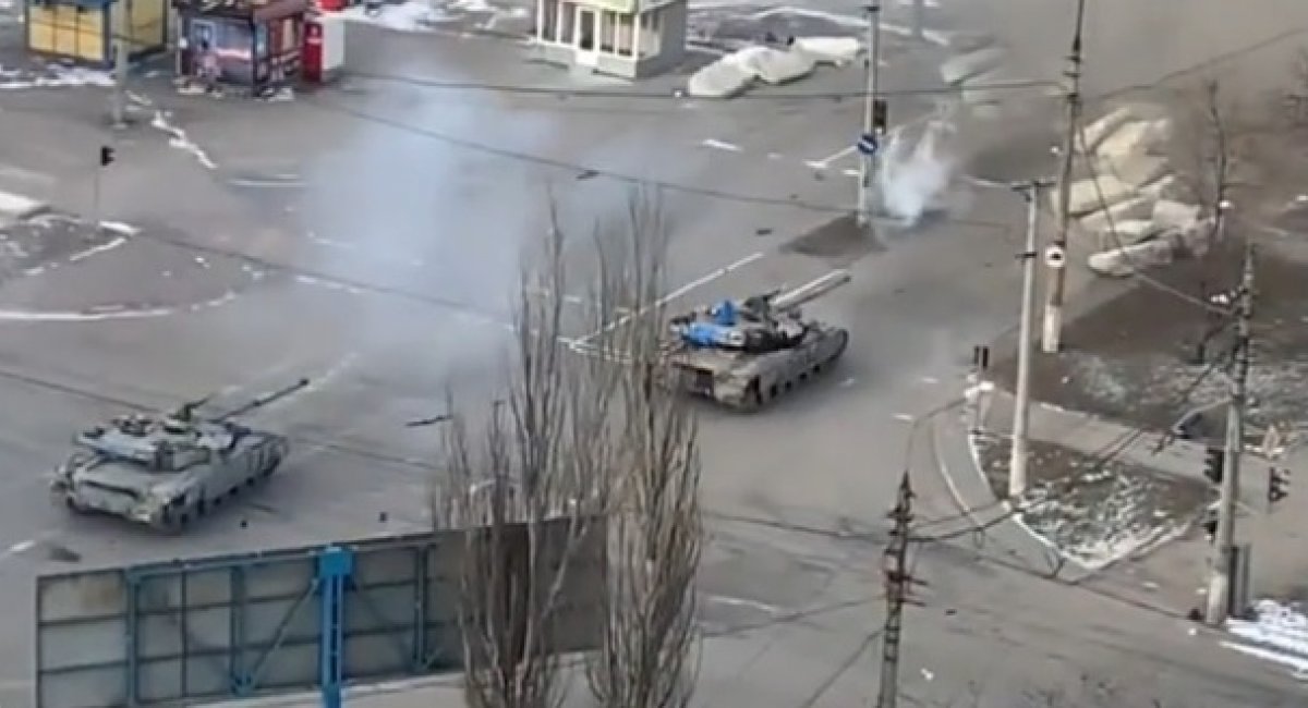 "Азов" на відео показав танковий бій на вулицях Маріуполя 