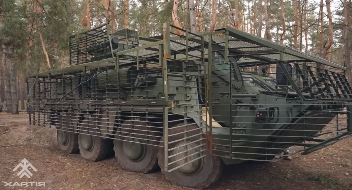 Ілюстративне зображення БТР-4Е із заводськими протикумулятивними екранами та протидроновим захистом. Кадр з відео "Хартія"