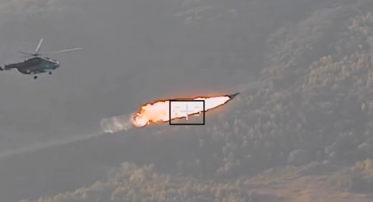 Момент перехоплення "Шахеда" гелікоптером Мі-8. Кадр з відео