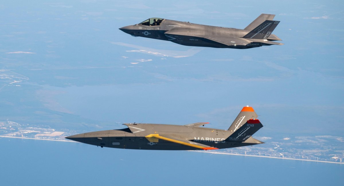 XQ-58A Valkyrie, якому скорочення не загрожує та F-35B (всі фото: US DoD)