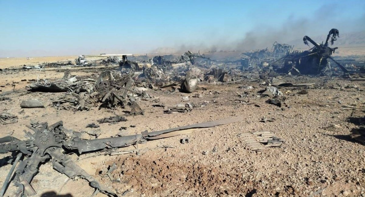 Залишки двох знищених MC-130J Commando II та кількох MH-6 Little Bird на передовій базі в Ірані. Фото з соцмереж