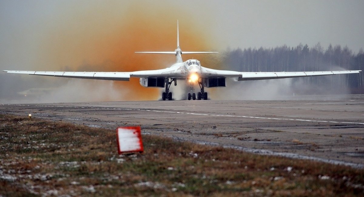 Рашисти сховали від фури з дронами ще один Ту-160 на ту ж авіабазу за 6600 км від України