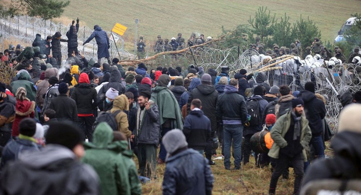 Кордон Білорусі та Польщі намагаються штурмувати нелегальні мігранти, яких пригнали силовики Лукашенко, фото з відкритих джерел