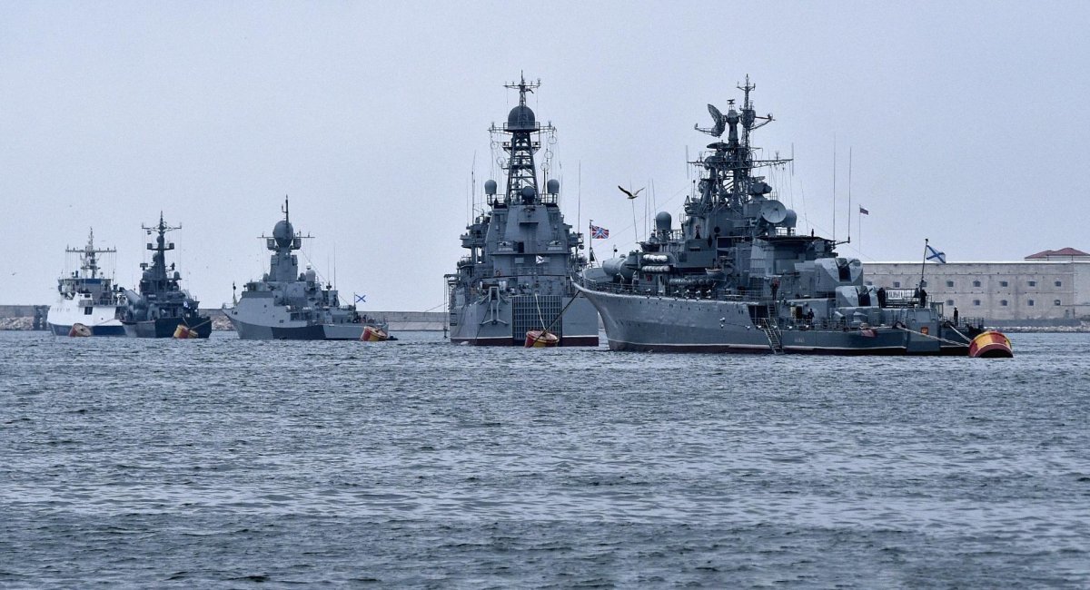 Російські кораблі на рейді окупованого Севастополя – Україна повинна мати можливість протистояти кораблям РФ