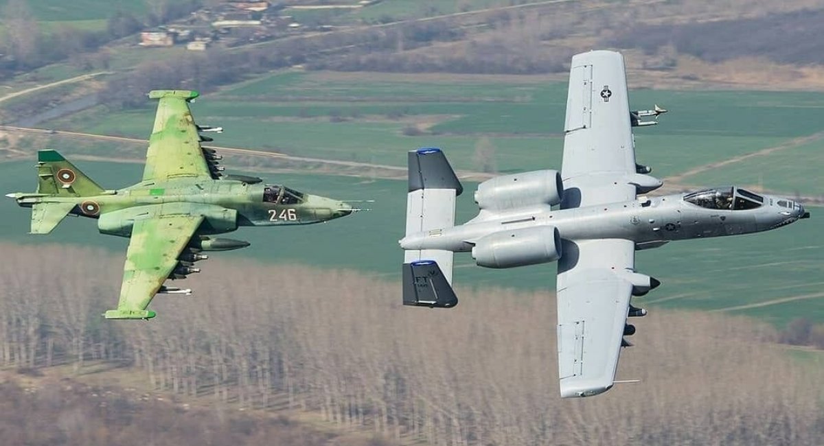 Проліт болгарського штурмовика Су-25 та американського штурмовика А-10, ілюстративне фото з відкритих джерел