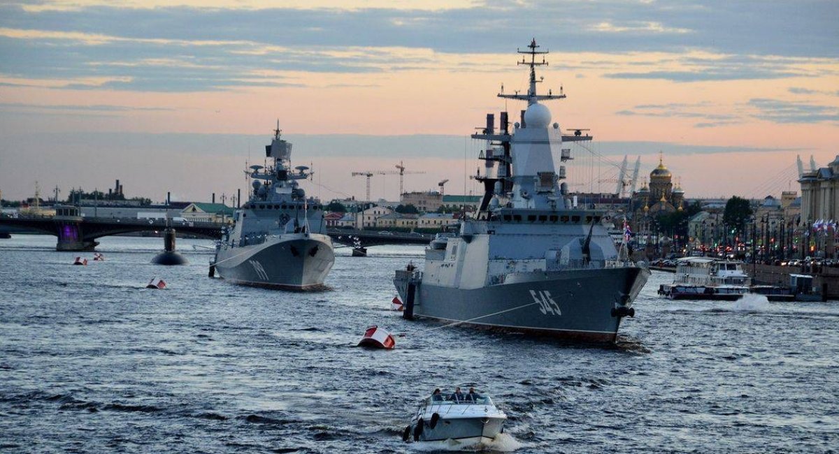 Фігурантом скандалу став корабель Балтфлоту РФ "Стойкий" (на передньому тлі), озброєний восьма ракетами Х-35У "Уран"